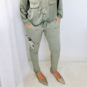 NWT, Italian Crinkle Joggers in Olive with Embellished Star by Venti6, size M